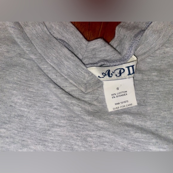 NWOT grey v- neck short sleeve shirt w a elastic waist to make more flattering - Picture 7 of 7